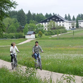 Wohnmobilstellplatz: In naher Umgebung gibt es viele Radstrecken und Wanderwege. Im Hintergrund sieht man das dazugehörige Hotel Forstmeister. - Wohnmobil- & Caravanstellplatz am Hotel Forstmeister