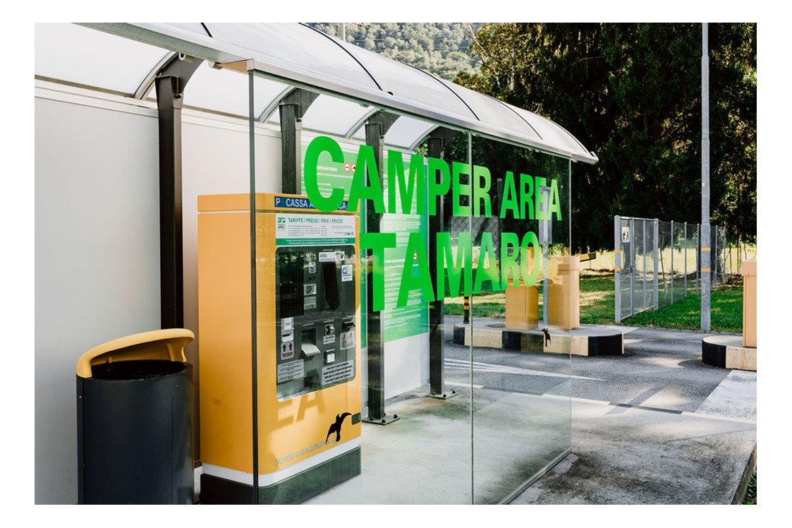 Wohnmobilstellplatz: Automatische Kasse der Camper Area Tamaro. Zahlung in CHF, EUR und Kreditkarte. - Camper Area Tamaro