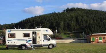 Reisemobilstellplatz - Wohnwagen erlaubt - Thüringer Wald - Beschreibungstext für das Bild - Festplatz Meura