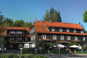 Wohnmobilstellplatz: Das Hotel Mandelholz Grüne Tanne direkt gegenüber. - Mandelholz - zwischen Königshütte und Elend