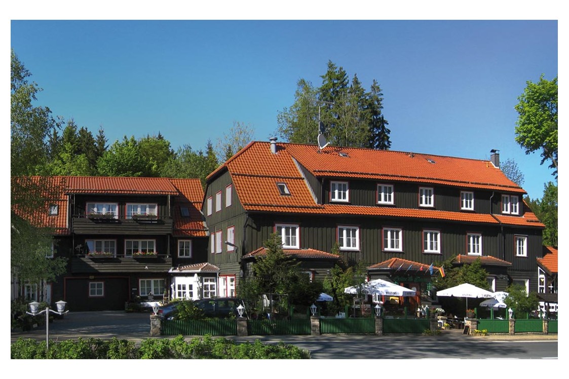 Wohnmobilstellplatz: Das Hotel Mandelholz Grüne Tanne direkt gegenüber. - Mandelholz - zwischen Königshütte und Elend