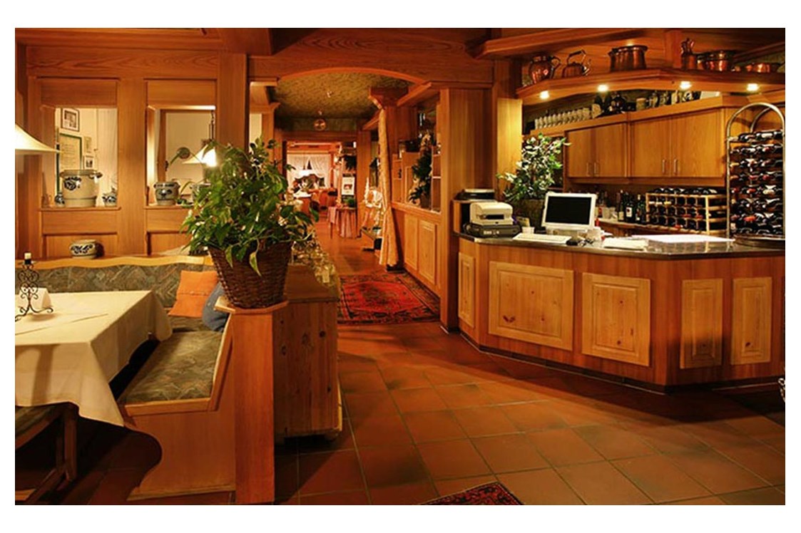 Wohnmobilstellplatz: Viele kleine Inseln, gestaltet durch Eckbänke und Raumteiler, schaffen für jeden Tisch einen eigenen Bereich und gliedern so die Räume zu einem harmonischen Ganzen. - Mandelholz - zwischen Königshütte und Elend