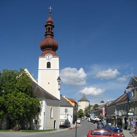 Wohnmobilstellplatz: Die Pfarrkirche in Ottenschlag liegt mitten am Oberen Markt und ist umgeben von einem Café, Banken und diversen Geschäften. - Freizeitgelände Oberer Ortsteich