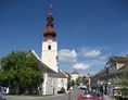 Wohnmobilstellplatz: Die Pfarrkirche in Ottenschlag liegt mitten am Oberen Markt und ist umgeben von einem Café, Banken und diversen Geschäften. - Freizeitgelände Oberer Ortsteich