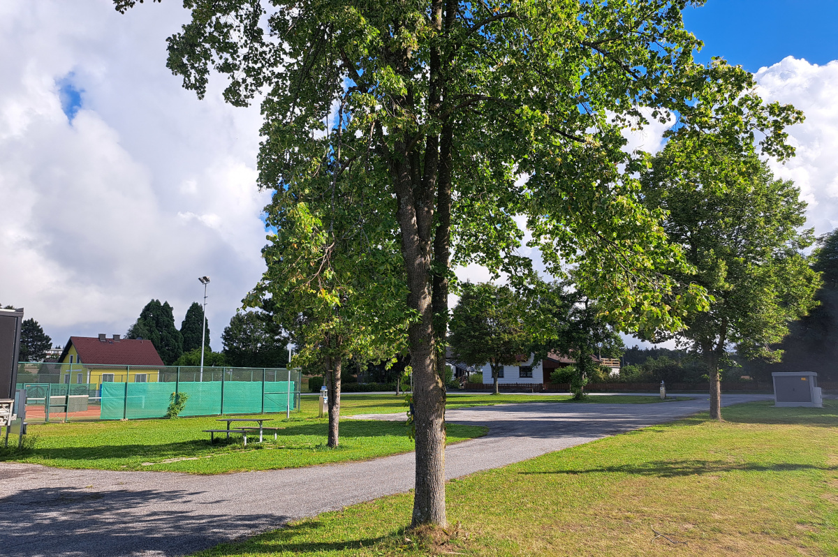 Wohnmobilstellplatz: Mobilstellplatz Ottenschlag mit Blick zum Tennisplatz und Sitzgruppe. - Freizeitgelände Oberer Ortsteich - Areal