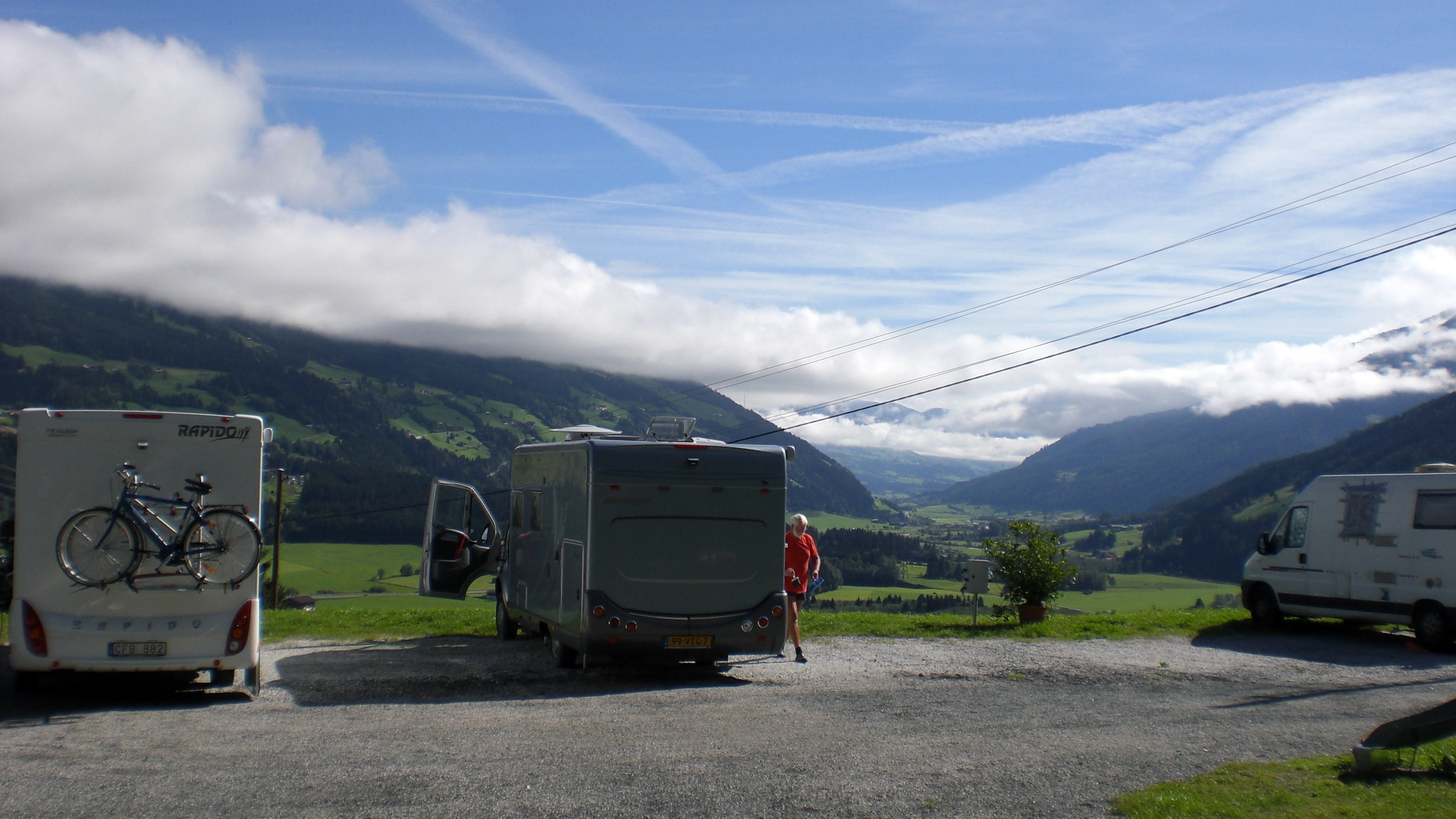 Wohnmobilstellplatz: Jeder genießt die Sonne, da braucht keiner eine Markise - Panoramastellplatz Friedburg