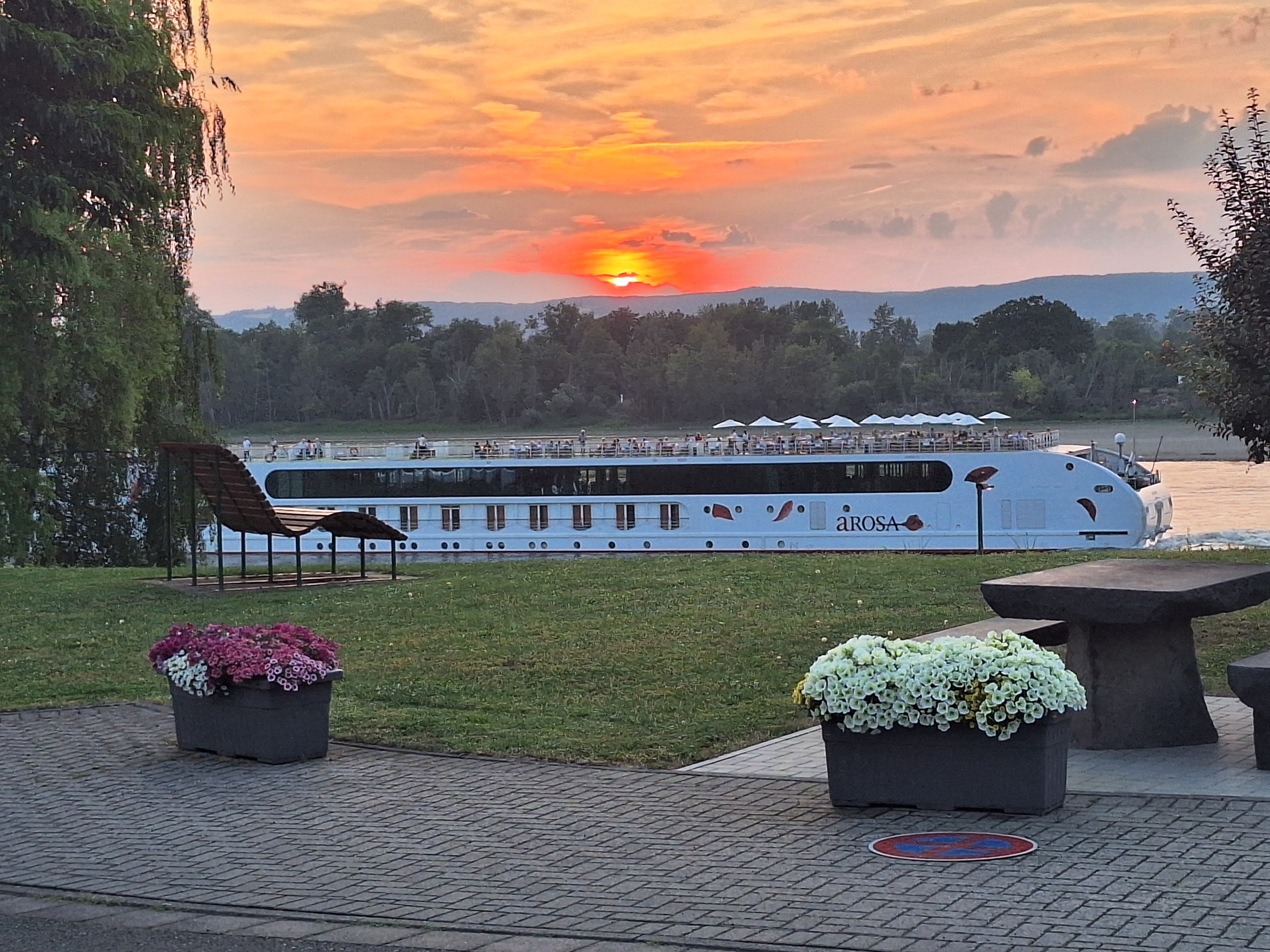 Wohnmobilstellplatz: Aussicht - Wohnmobilhafen am Rhein
