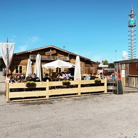 Wohnmobilstellplatz: Bayerische Hütte direkt am Platz - Frühstück, Mittagssnack, Abendessen. - Oktoberfest-Camping München