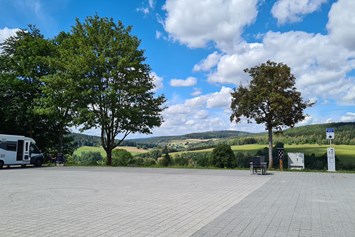 Wohnmobilstellplatz: wunderschöner Blick Richtung Tschechien - Festplatz Hohenberg an der Eger