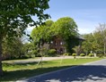 Wohnmobilstellplatz: Blick von der Straße auf das Grundstück (Richtung Norden). -  Pension Alte Dorfschule