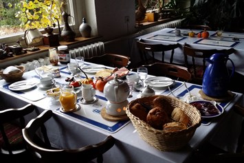 Wohnmobilstellplatz: Gerne bieten wir Ihnen unser reichhaltiges Frühstück an (Voranmeldung erforderlich). -  Pension Alte Dorfschule