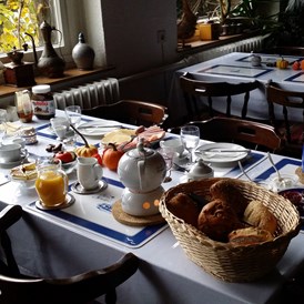 Wohnmobilstellplatz: Gerne bieten wir Ihnen unser reichhaltiges Frühstück an (Voranmeldung erforderlich). -  Pension Alte Dorfschule