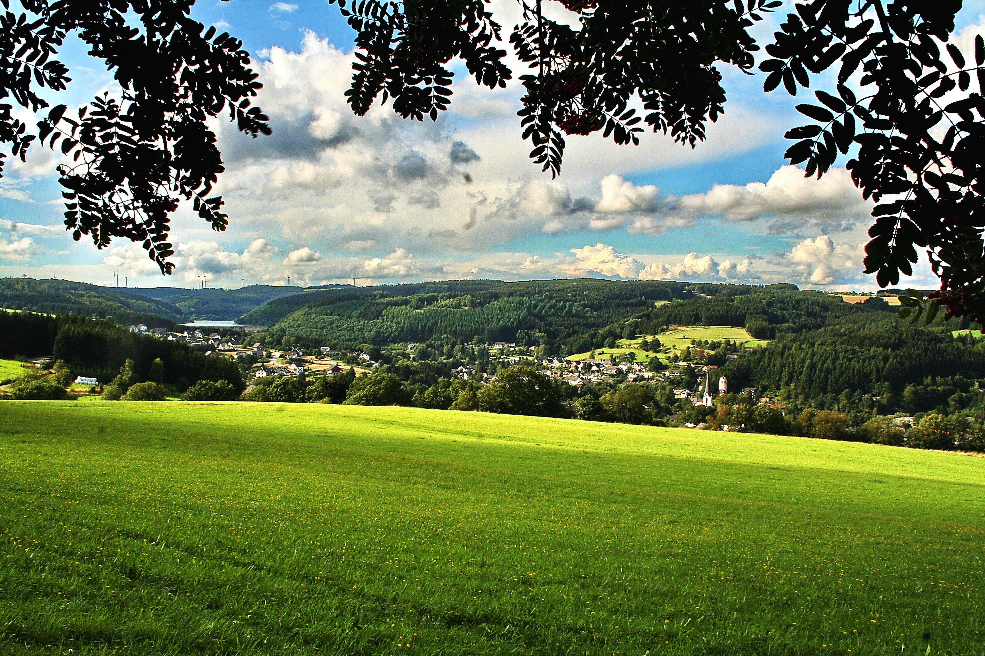 Wohnmobilstellplatz: Blick auf Hellenthal - Wohnmobilstellplatz an der Oleftalsperre