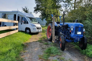 Wohnmobilstellplatz: Wer es nicht alleine schafft, wird mit Hilfe eines Traktors vom Platz gezogen - Stellplatz Hof Seifert        -    Pöhl /Vogtland 