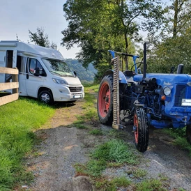 Wohnmobilstellplatz: Wer es nicht alleine schafft, wird mit Hilfe eines Traktors vom Platz gezogen - Stellplatz Hof Seifert        -    Pöhl /Vogtland 