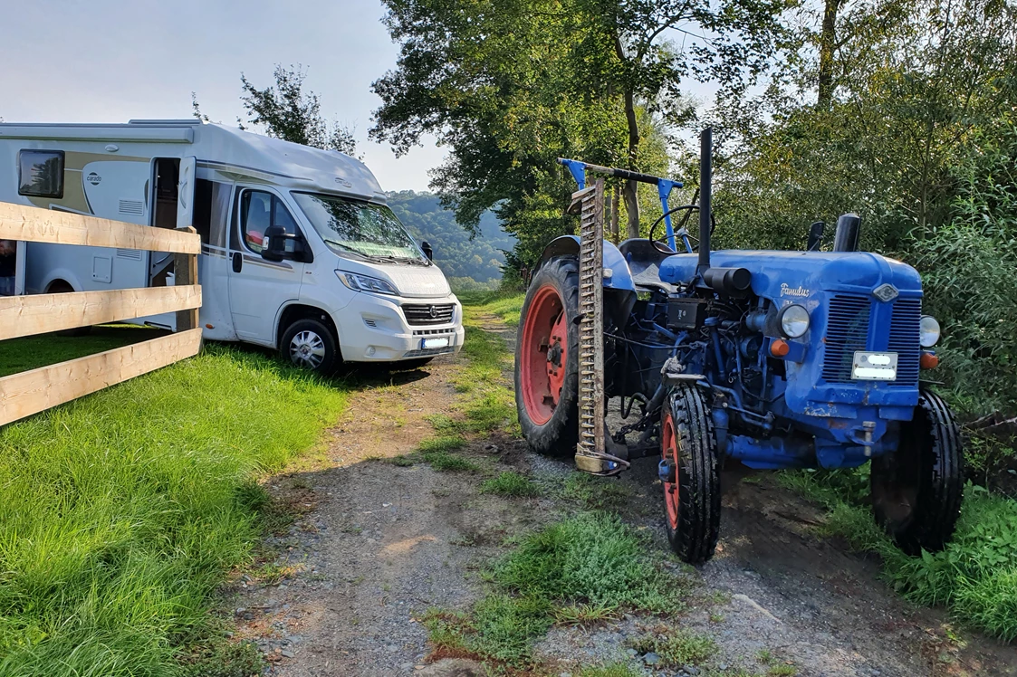 Wohnmobilstellplatz: Wer es nicht alleine schafft, wird mit Hilfe eines Traktors vom Platz gezogen - Stellplatz Hof Seifert        -    Pöhl /Vogtland 