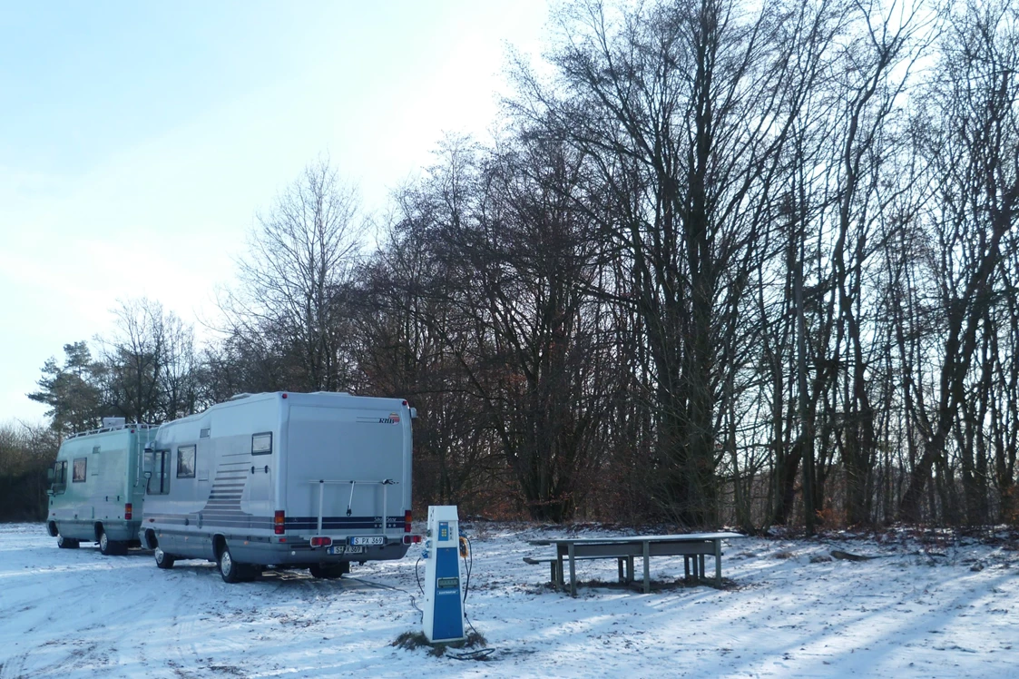 Wohnmobilstellplatz: Stellplatz im Winterschnee - Wohnmobilhafen Pulvermaar