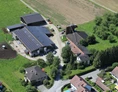 Wohnmobilstellplatz: Unser Bauernhof mit 300 kWp Fotovoltaikanlage auf den Dächern der grösseren Betriebsgebäude, liegt am westlichen Dorfrand von Märstetten, mitten im schönen Thurgau in der Ostschweiz. 
Der Stellplatz befindet sich auf der Nordseite der Maschinenhalle.  - Stellplatz "Birkenhof" Märstetten 