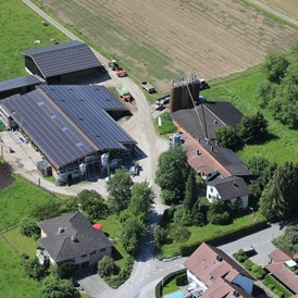 Wohnmobilstellplatz: Unser Bauernhof mit 300 kWp Fotovoltaikanlage auf den Dächern der grösseren Betriebsgebäude, liegt am westlichen Dorfrand von Märstetten, mitten im schönen Thurgau in der Ostschweiz. 
Der Stellplatz befindet sich auf der Nordseite der Maschinenhalle.  - Stellplatz "Birkenhof" Märstetten 