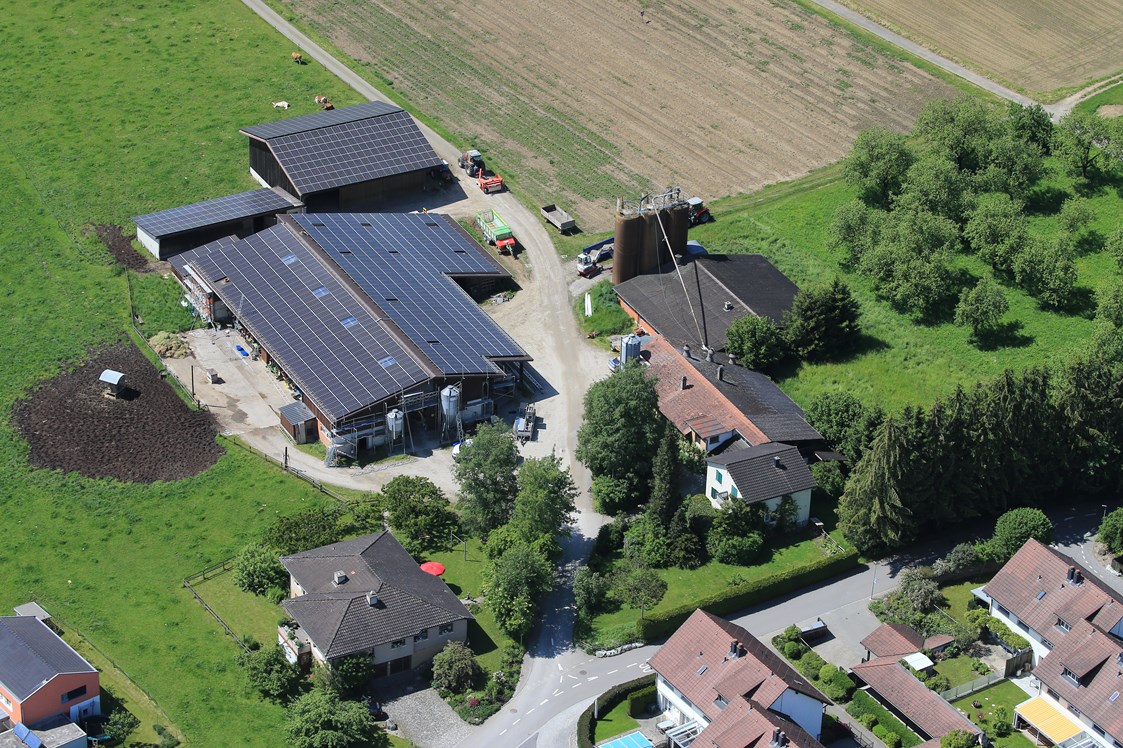 Wohnmobilstellplatz: Unser Bauernhof mit 300 kWp Fotovoltaikanlage auf den Dächern der grösseren Betriebsgebäude, liegt am westlichen Dorfrand von Märstetten, mitten im schönen Thurgau in der Ostschweiz. 
Der Stellplatz befindet sich auf der Nordseite der Maschinenhalle.  - Stellplatz "Birkenhof" Märstetten 
