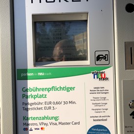 Wohnmobilstellplatz: Dieser Parkscheinautomat ist zu beachten. - Stellplatz ÖGB Parkplatz Gröhrmühlgasse Wiener Neustadt 