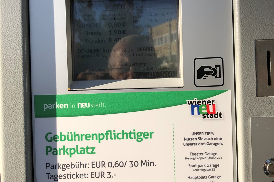 Wohnmobilstellplatz: Dieser Parkscheinautomat ist zu beachten. - Stellplatz ÖGB Parkplatz Gröhrmühlgasse Wiener Neustadt 