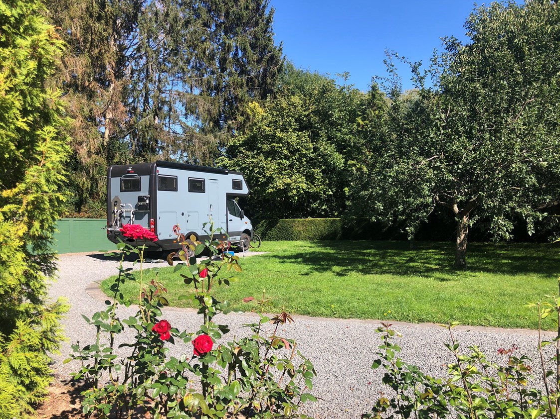 Wohnmobilstellplatz: Stellplatz auf Splitt an der Wiese
Auffahrkeile erforderlich  - Garten-Camping auf Privatgrundstück in der #Eifel