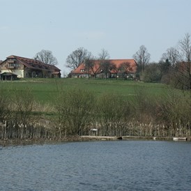 Wohnmobilstellplatz: Blick vom Hüllweiher auf den Landgasthof GUT SCHÖNHOF - Gut Schönhof