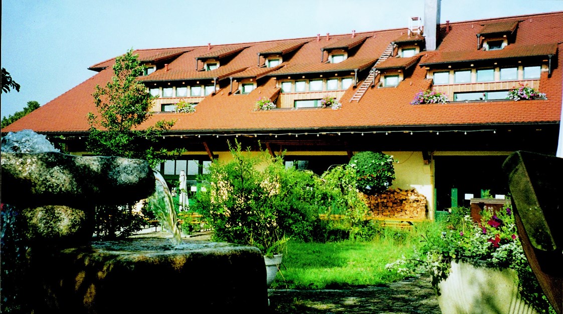 Wohnmobilstellplatz: Dei ehemalige alte Scheune wurde mit viel Liebe zur Natur in eine Hochzeitsscheune mit Appartements, Ferienwohnung und Heu-Hotel umgebaut - Gut Schönhof