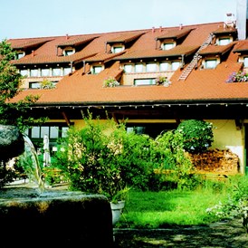 Wohnmobilstellplatz: Dei ehemalige alte Scheune wurde mit viel Liebe zur Natur in eine Hochzeitsscheune mit Appartements, Ferienwohnung und Heu-Hotel umgebaut - Gut Schönhof