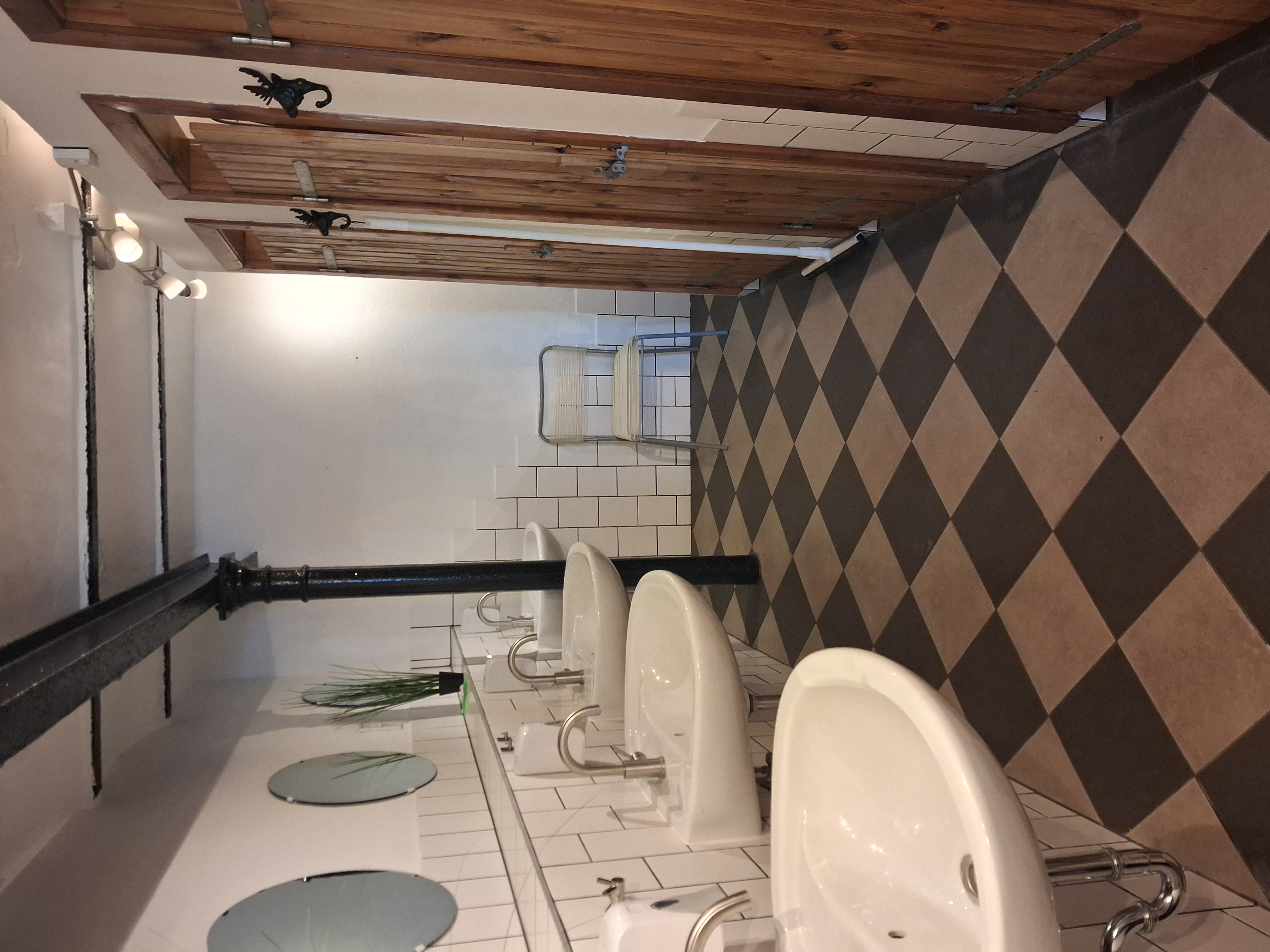 Wohnmobilstellplatz: Rustikal, gemütlich & mit viel Charme
Unsere Bäder und Toiletten passen mit ihrem rustikalen Stil perfekt zum Charakter unseres alten Bauernhofs – einfach, gemütlich und mit nordfriesischem Flair. - Womoland Nordstrand