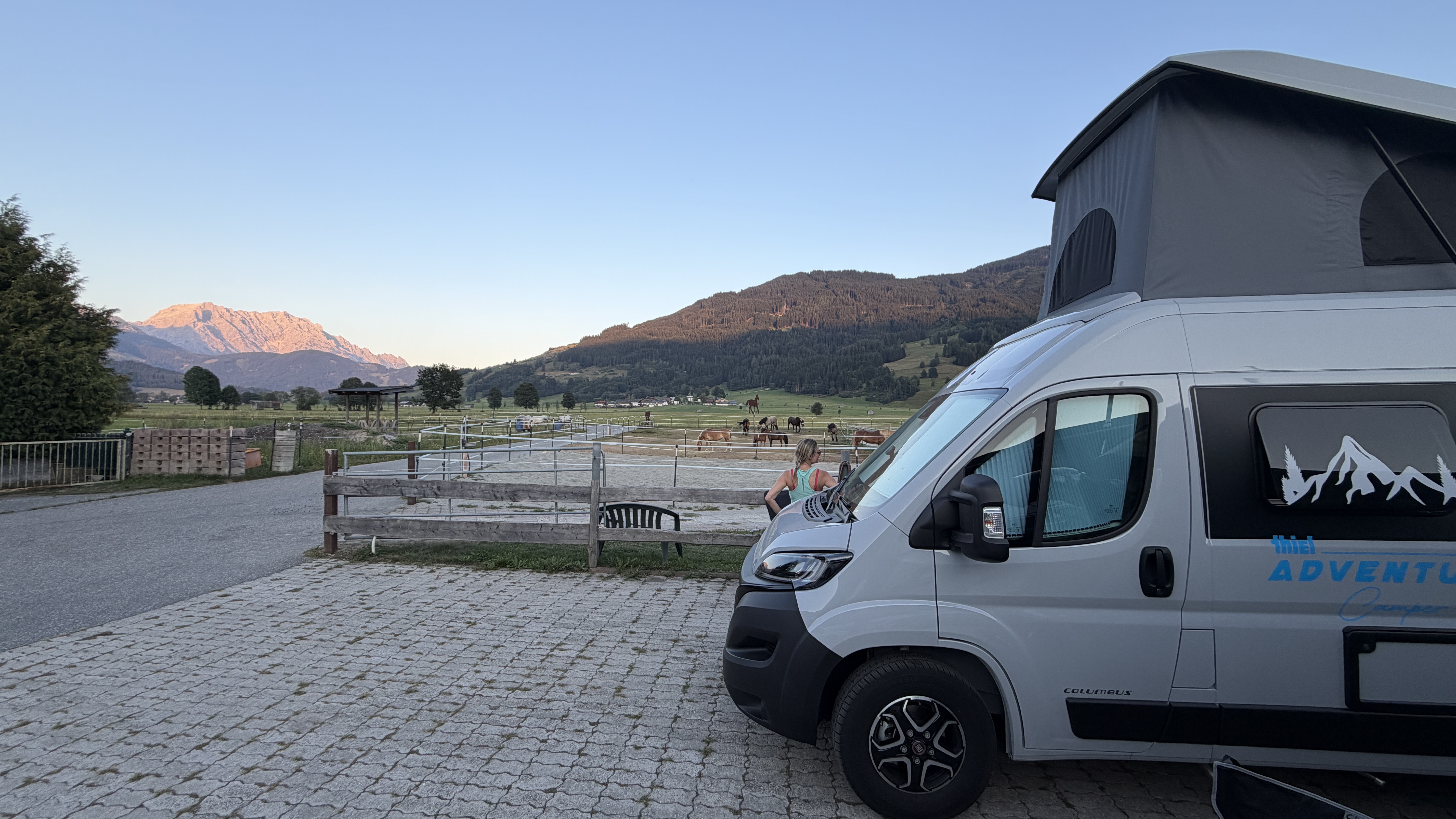 Wohnmobilstellplatz: Herrliches Campen mit dem Blick auf die imposanten Berge (u.a. Kitzsteinhorn) und die auf den Koppeln grasenden schönen Pferde - Eggerhof Saalfelden