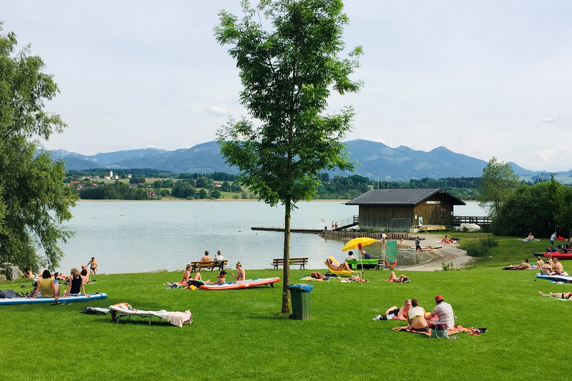 Wohnmobilstellplatz: Der traumhafte Simssee-Badestrand ist nur 5 Gehminuten entfernt - Einzelstellplatz Baierbach 
