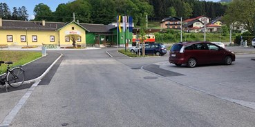 Reisemobilstellplatz - Wohnwagen erlaubt - Hürm - Sicht auf Parkplatz am Bahnhof bzw. Modellbahnmuseum - Kirchberg an der Pielach