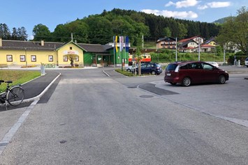 Wohnmobilstellplatz: Sicht auf Parkplatz am Bahnhof bzw. Modellbahnmuseum - Kirchberg an der Pielach