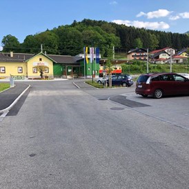 Wohnmobilstellplatz: Sicht auf Parkplatz am Bahnhof bzw. Modellbahnmuseum - Kirchberg an der Pielach