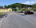 Wohnmobilstellplatz: Sicht auf Parkplatz am Bahnhof bzw. Modellbahnmuseum - Kirchberg an der Pielach