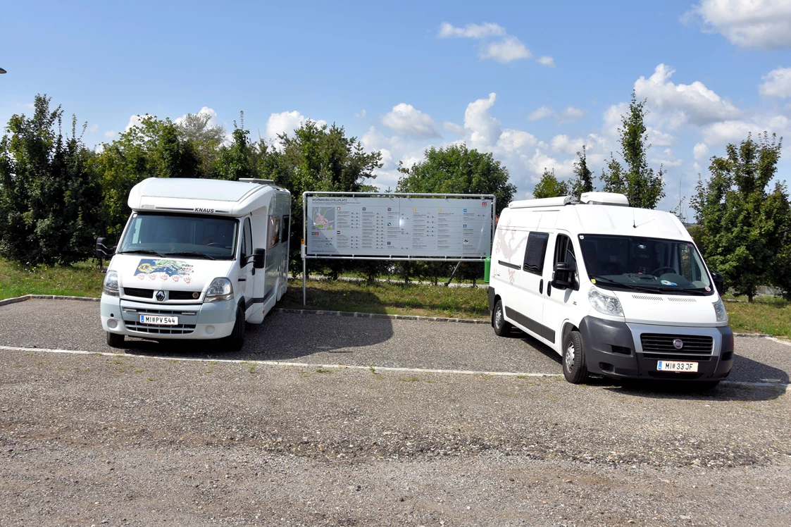 Wohnmobilstellplatz: Wohnmobilstellplatz am Waisenhausberg (Parkplatz hinter der HTL Mistelbach)