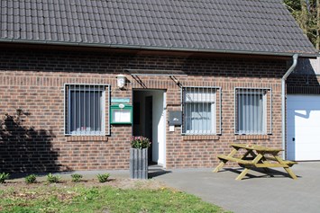 Wohnmobilstellplatz: Anmeldung/Sanitärgebäude - Wohnmobilstellplatz und Tiny Ferein- und Ausstellungspark am Alfsee