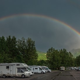 Wohnmobilstellplatz: Nach dem Gewitter. Wer mit dem Rad die Gegend erkunden möchte, ist hier richtig. Um Baden zu gehen eher nicht. Ein toller Stellplatz, unmittelbar am See. Sanitäranlagen sind okay. Stellplätze sehr groß und teilweise schattig.  - Area sosta Costa Volpino