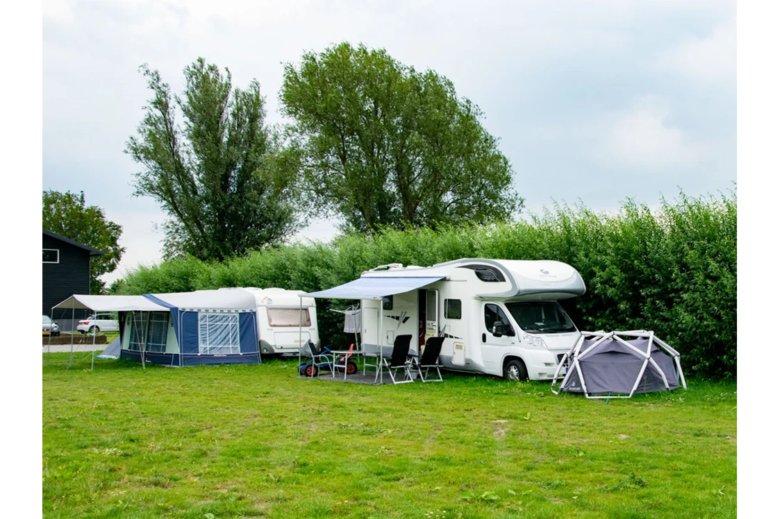 Wohnmobilstellplatz: camping achter - Camping de la Rue koffie & zo Camper plaatsen