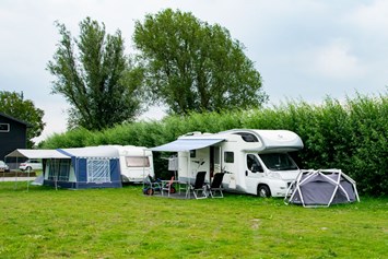 Wohnmobilstellplatz: camping achter - Camping de la Rue koffie & zo Camper plaatsen