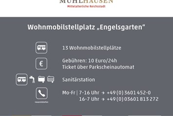 Wohnmobilstellplatz: Informationstafel auf dem Stellplatz mit Kontakten, QR-Code zum Mängelmelder und Preisen - Wohnmobilstellplatz "Engelsgarten" Mühlhausen/Thür.
