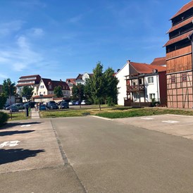 Wohnmobilstellplatz: Befestigte Stellplätze in idyllischer Lage in der Innenstadt Mühlhausens - Wohnmobilstellplatz "Engelsgarten" Mühlhausen/Thür.