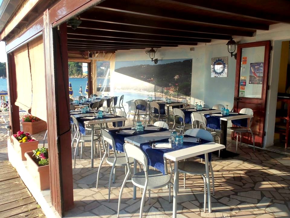 Wohnmobilstellplatz: Restaurantr direkt am Sandstrand - Centro Balneare La Perla "Elba In Camper"