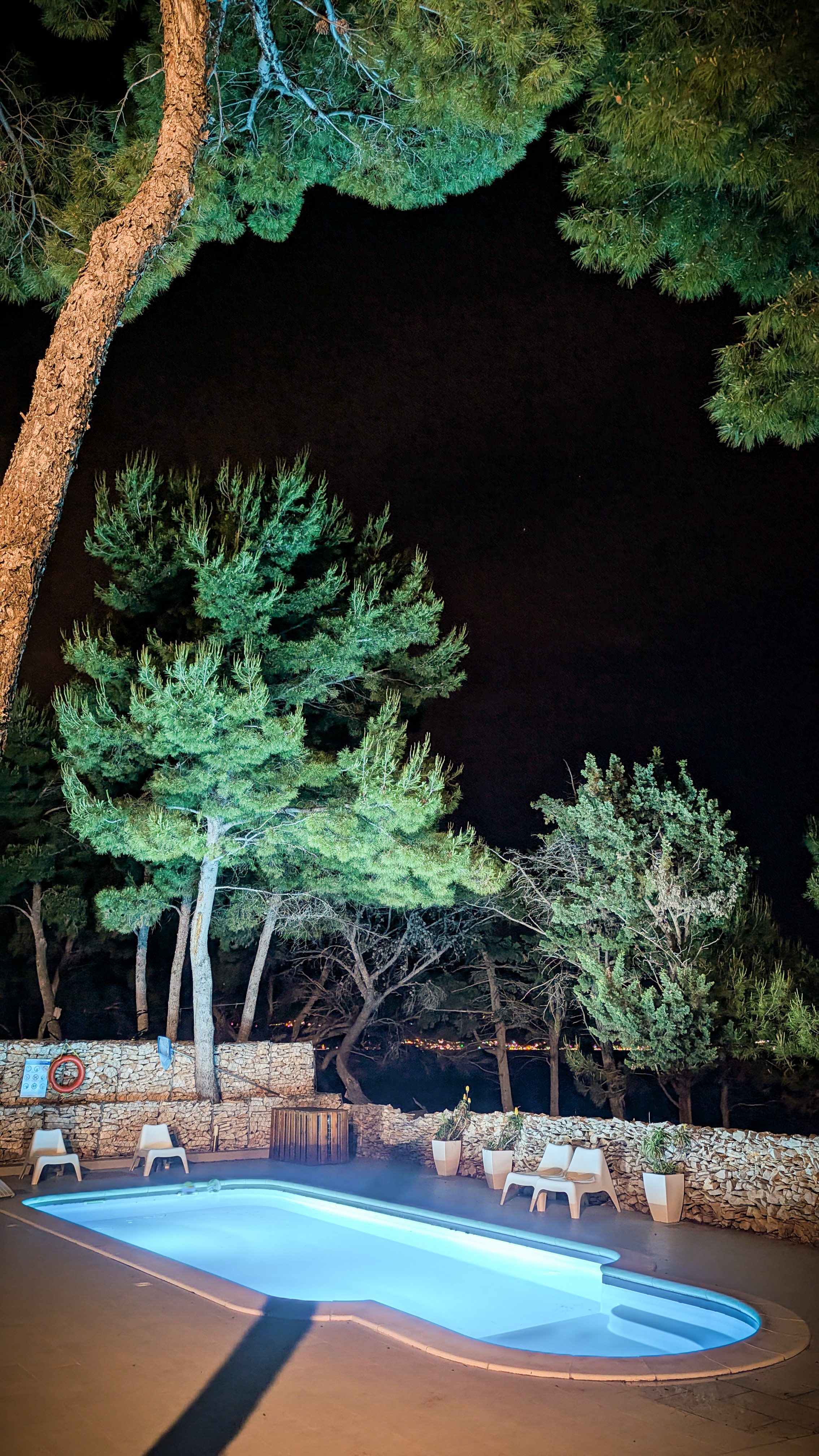 Wohnmobilstellplatz: pool at night - Boutique Camping Bunja
