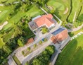 Wohnmobilstellplatz: Anlage mit Clubhaus, Sekretariat und Parkplatzgelände - Golfplatz Schloss Elkofen