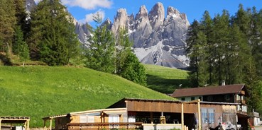 Reisemobilstellplatz - Wolkenstein (Trentino-Südtirol) - Ruhiger Stellplatz bei unserem Bauernhof, ideal für Wanderungen, Entspannung in der Natur.5 Minuten bis zur Bushaltestelle , ein Spaziergang ins Dorf zum einkaufen 
.Wir führen einen kleinen Bauernladen mit eigenem Speck, Kaminwurzen und Marmeladen.Wir bieten einen Brötchenservice an.Täglich frische Eier gibt es auch.Geniesen Sie Ihren Urlaub - Zum Gletscherhans