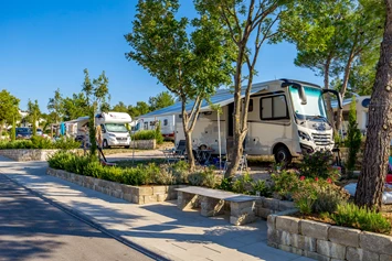 Wohnmobilstellplatz: Parzelle sind in drei Zonen eingeteilt, mit Flächengrößen zwischen 100 und 140 m2. Der Buchungspreis für Parzelle inkludiert: Kfz + Zelt, Kfz+ Anhänger oder Wohnwagen. - Campingplatz Omišalj *****