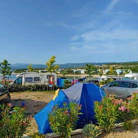 Wohnmobilstellplatz: Alle Parzelle im Camp sind nach den höchsten Standards der ADAC ausgestattet und werden sicherlich zu Ihrem Lieblingsort, wo Sie mit der Familie campen und relaxen können. - Campingplatz Omišalj *****